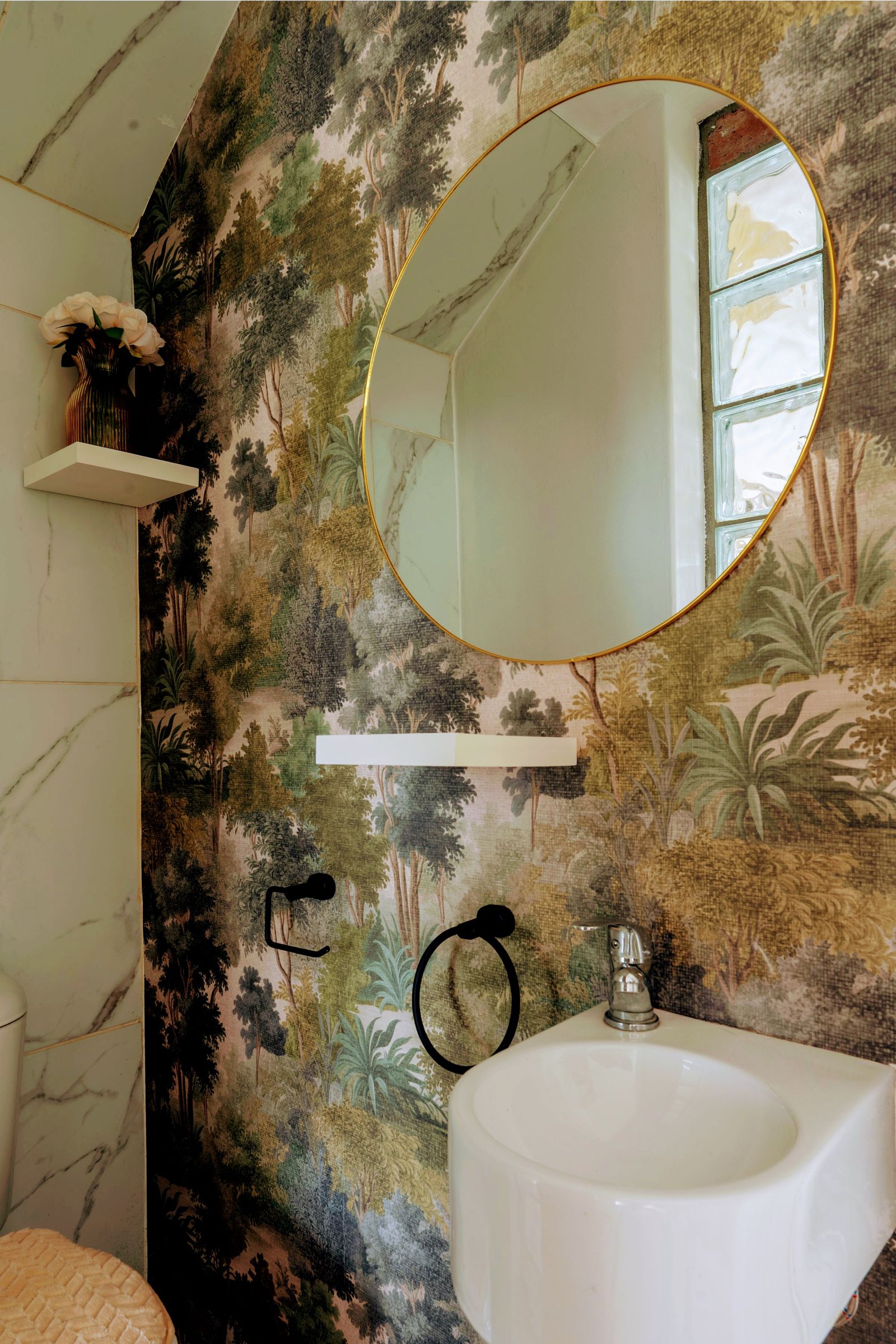 Guest bathroom, downstairs